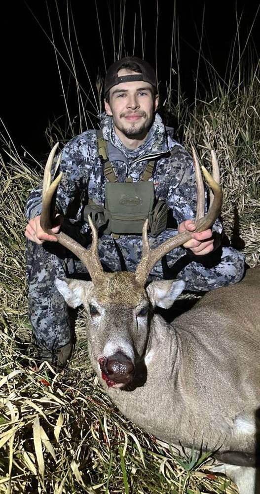 Missouri whitetail buck at Circle S Ranch