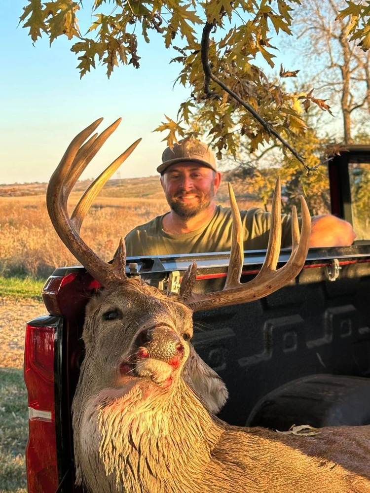 Missouri whitetail buck at Circle S Ranch