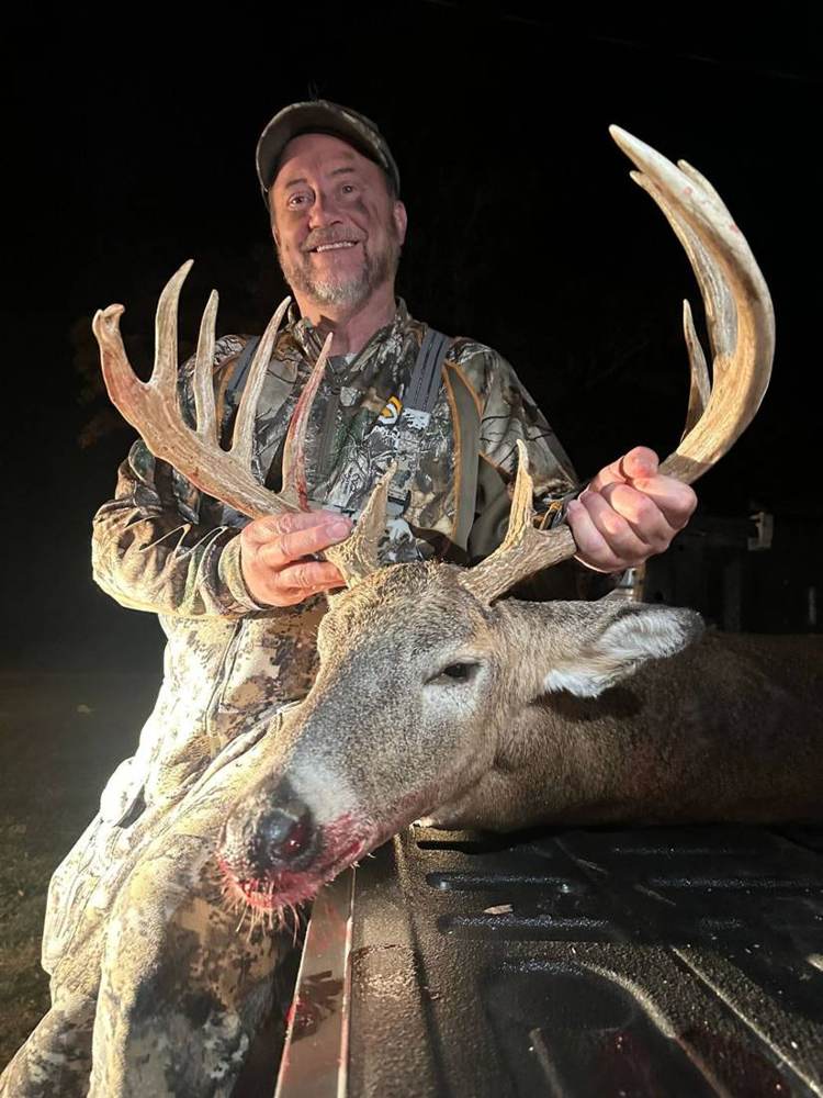Missouri whitetail buck at Circle S Ranch