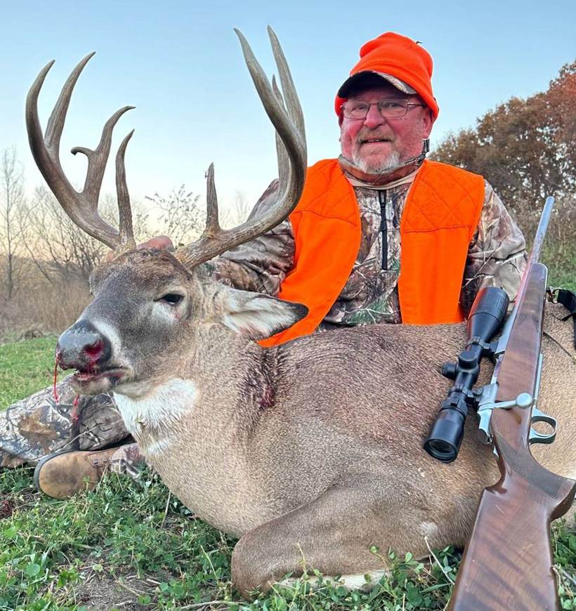 Missouri whitetail buck at Circle S Ranch