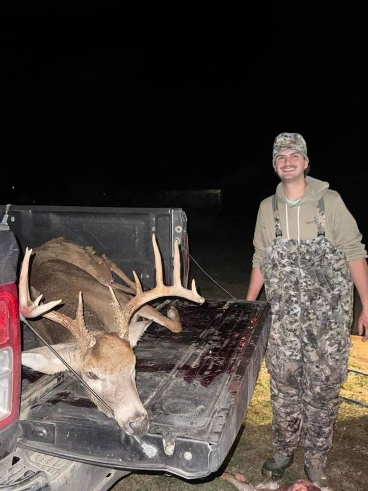 Trophy Missouri whitetail harvested at Circle S Ranch